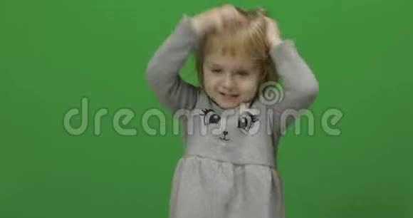 孩子在绿色屏幕上色键快乐的三岁女孩视频的预览图