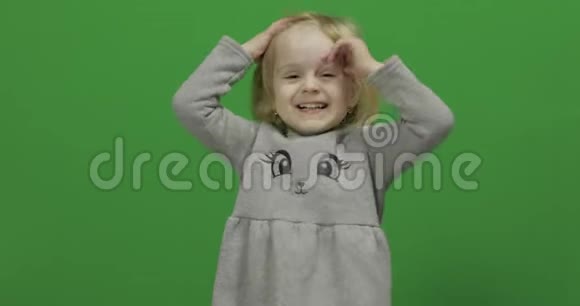 小女孩在绿色屏幕上键快乐的三岁女孩视频的预览图