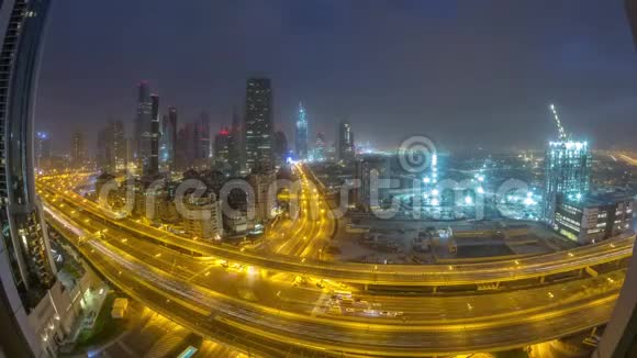 迪拜市中心天际线夜以继日的空中时光高速公路上的交通视频的预览图