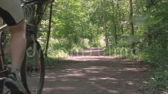 夏天在公园里骑自行车的人视频的预览图