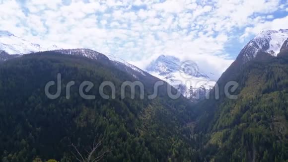 瑞士阿尔卑斯山雪山峰全景视频的预览图