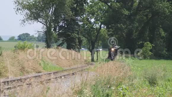 沿着阿米什乡村的蒸汽火车视频的预览图