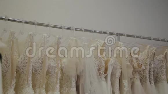 新娘沙龙里漂亮的婚纱视频的预览图
