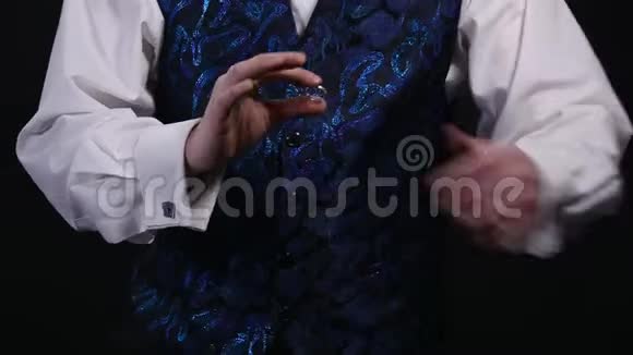 魔术师用戒指做魔术视频的预览图