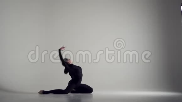 灵活的女人在工作室跳舞视频的预览图