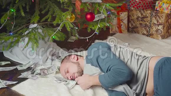 一个圣诞节后有很多钱的男人视频的预览图