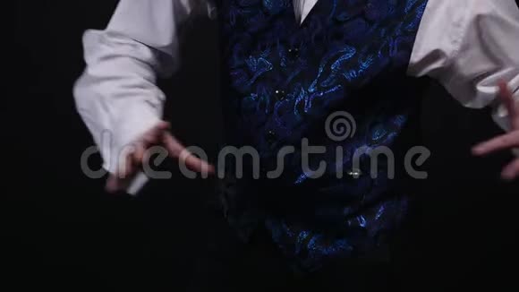 魔术师用戒指做魔术视频的预览图