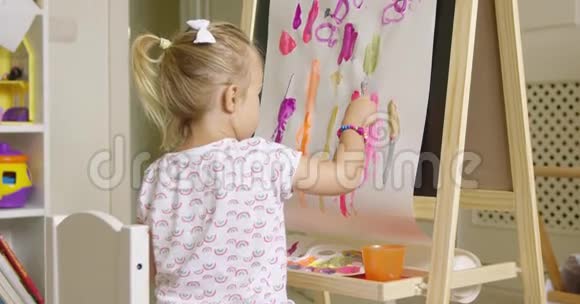可爱的创意小女孩艺术家绘画视频的预览图