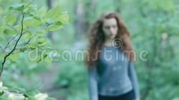 森林里的红发少女视频的预览图