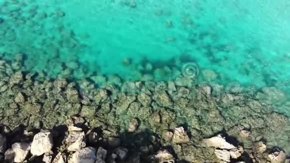 在塞浦路斯普罗塔拉斯著名的日出海滩上俯瞰地中海视频的预览图