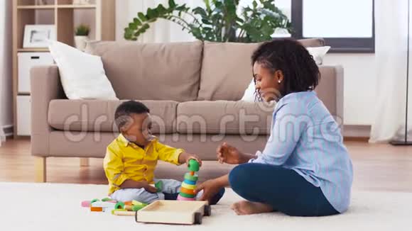 妈妈和宝宝在家玩玩具积木视频的预览图