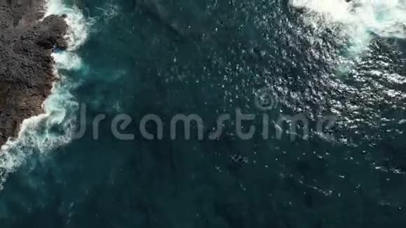 鸟眼飞行海浪翻滚冲击岩石成本视频的预览图