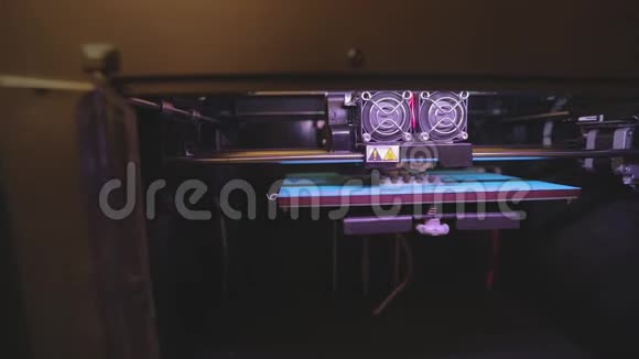 3D打印机工作3D打印机从塑料中打印物体全自动三维3D打印机执行塑料视频的预览图