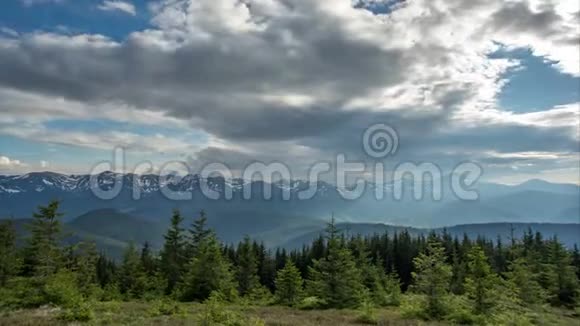 喀尔巴阡山脉上的阳光和云彩视频的预览图
