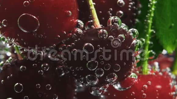 甜樱桃和苏打泡宏观视频的预览图