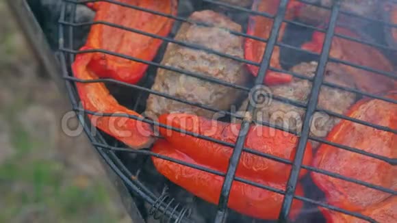 用保加利亚红甜椒在烤架上炸肉切块视频的预览图