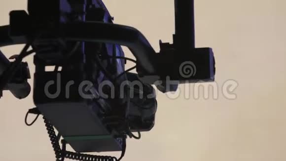 电视录音期间电视演播室的摄像机视频的预览图