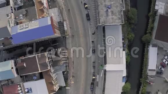 泰国普吉岛4K无人机航班巴通市的汽车和自行车交通视频的预览图
