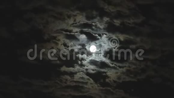 夜空中的满月明亮的月亮夜空在夜空中的云的运动背景下视频的预览图