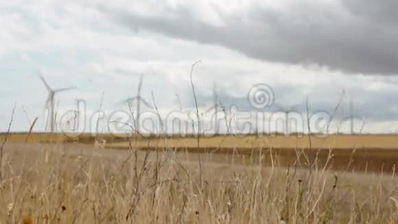 天空中的风力发电机视频的预览图