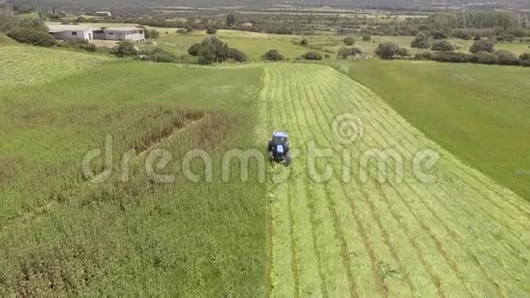 拖拉机割草机的鸟眼在农业领域割草视频的预览图