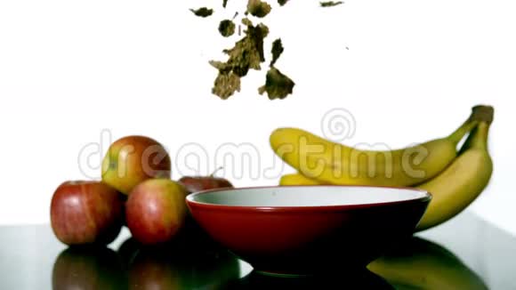 落在水果旁边的碗里的谷物视频的预览图