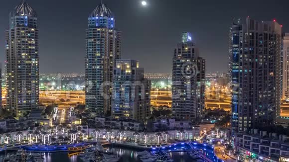 迪拜码头在夜间时间流逝闪烁的灯光和最高的摩天大楼视频的预览图