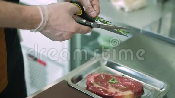 餐厅厨师在厨房准备菜肴4k视频的预览图