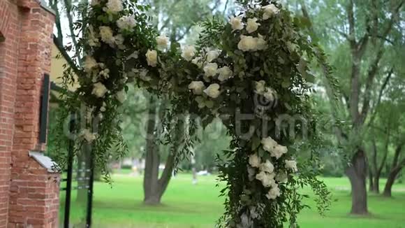 婚礼用鲜花装饰结婚典礼用花束很棒的派对视频的预览图
