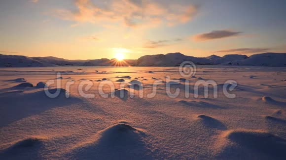 冬天北极沙漠日落视频的预览图