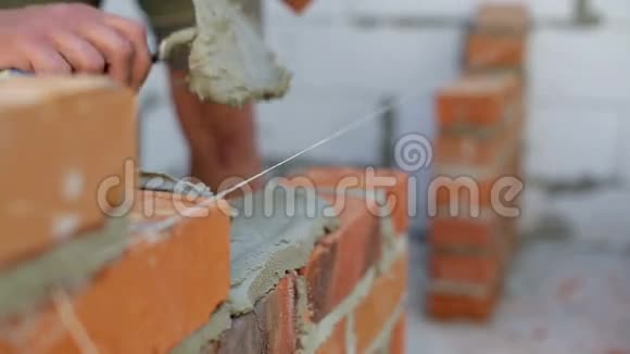 在工地上铺砖视频的预览图