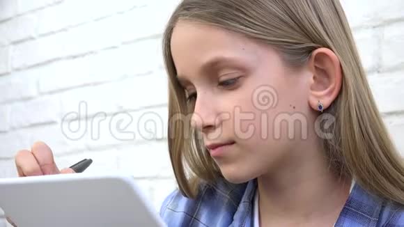 儿童桌上学习学校课堂上女孩写作学习作业视频的预览图