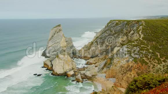 葡萄牙卡波达罗卡的岩石海岸视频的预览图