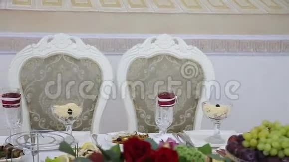 优雅的餐桌婚礼视频的预览图