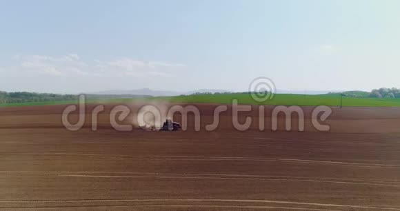 拖拉机在美丽宽敞的农田里作业视频的预览图