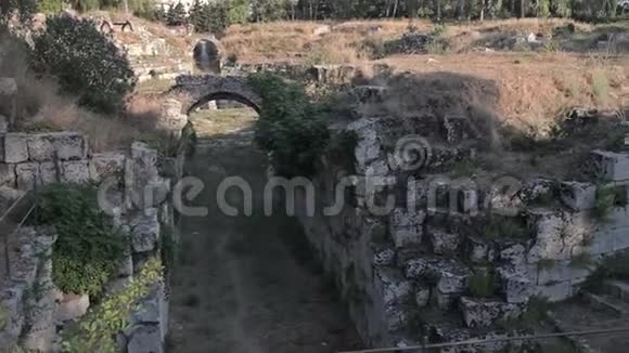 参观希腊剧院的废墟视频的预览图