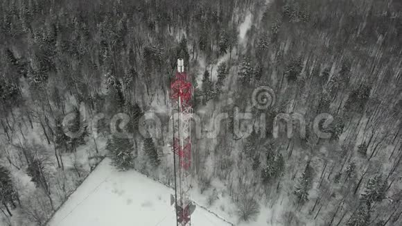 天线塔和蜂窝无线直升机射击视频的预览图