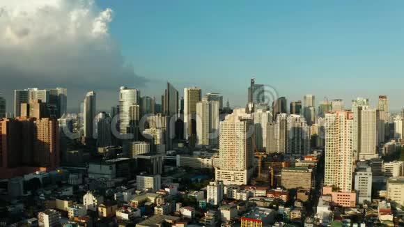 马尼拉市摩天大楼菲律宾鸟瞰视频的预览图