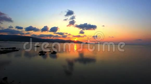 日落在海上群山在背景时间推移视频的预览图