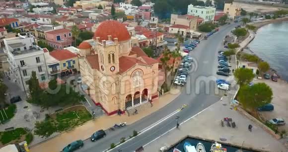希腊埃吉纳港希腊小镇Aegina的鸟瞰图视频的预览图