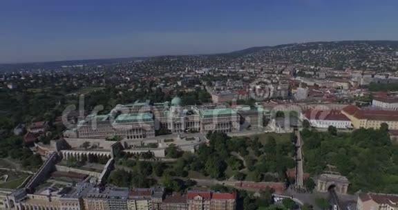 皇家宫殿和布达佩斯城市的空中拍摄视频的预览图
