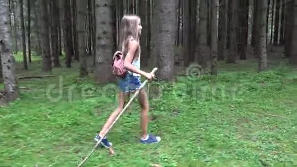 在森林里散步的孩子户外的孩子野营探险的女孩视频的预览图