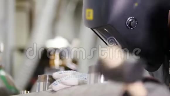 工业工厂戴着头盔的人在焊接视频的预览图