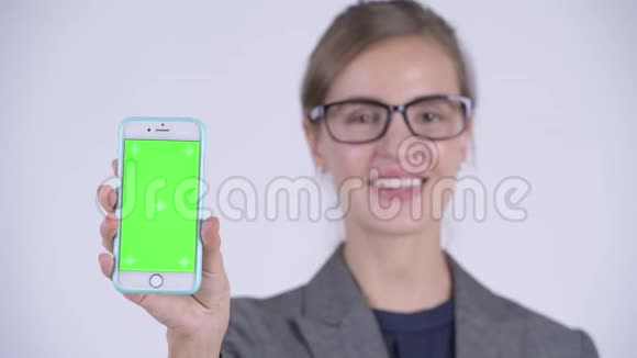 年轻快乐的女商人展示电话的脸视频的预览图
