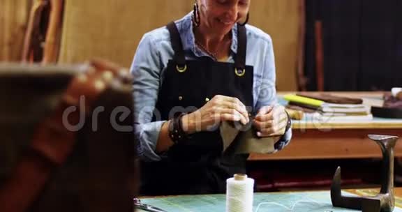 做皮革制品的工匠视频的预览图