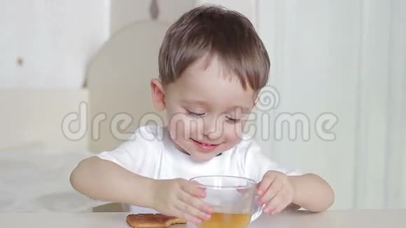 小孩从杯子里喝水视频的预览图