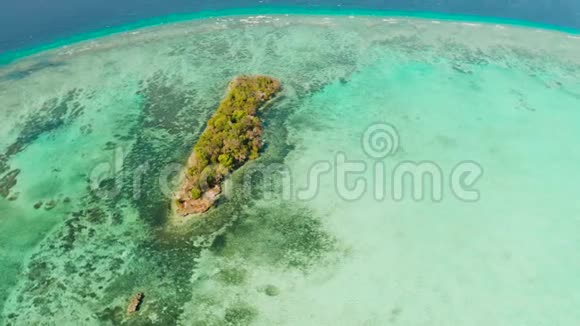 热带岛屿和珊瑚礁环礁巴拉巴克菲律宾视频的预览图