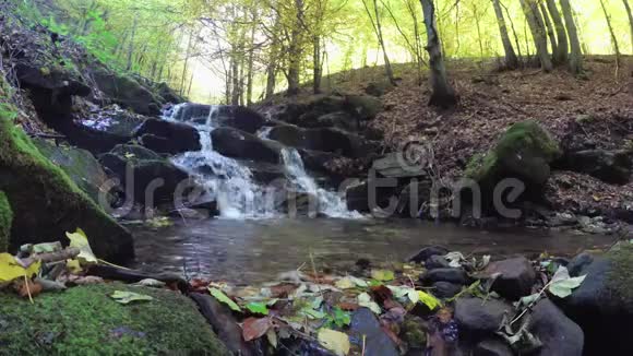 山溪碧水瀑布视频的预览图