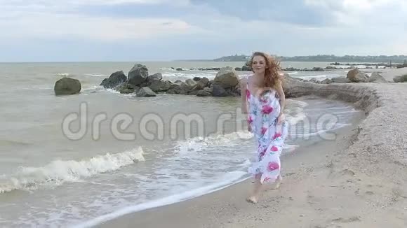 沙滩上穿裙子的女孩视频的预览图