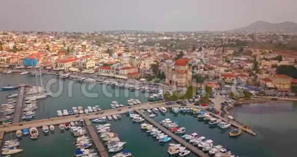 希腊埃吉纳港希腊小镇Aegina的鸟瞰图视频的预览图